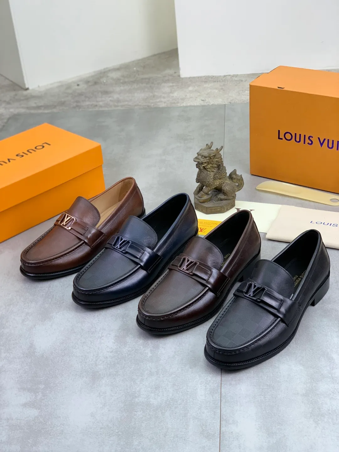 Men's men's shoes 💰P520 New style 💶[LOUIS VUITTON] Water-dyed Niuli Original order New style 🍀LV Louis Vuitton *——Top version of LV classic leather shoes! Made of imported original calfskin, original leather side strips and wear-resistant high-end rubber outsole! High quality products! Color: Black optional Size: 39-44 (45 customized)